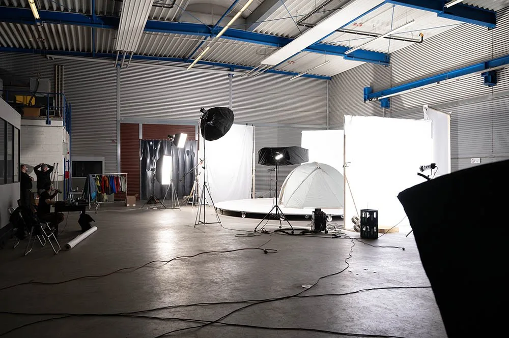 360°-Fotostudio in einer Halle mit Drehteller, Blitzen und weißem Hintergrund