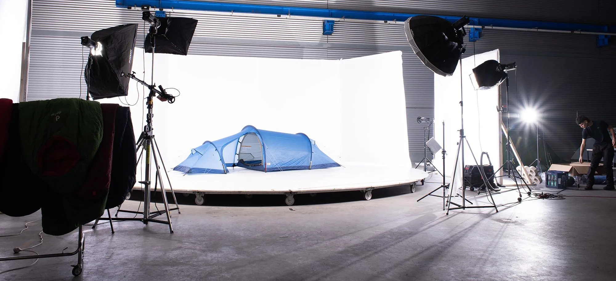 Making-of: blaues Zelt auf dem großen Drehteller, umgeben von Studioblitzen
